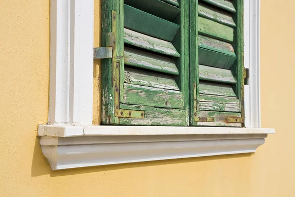 Eski Kapalı Yıpranmış Ahşap Pencere Hasarlı Yeşil Kepenkli Alçı Bir — Stok fotoğraf