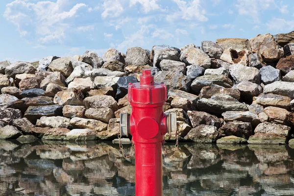Hydrant Koncept Proti Skalní Stěně Spousta Vodního Konceptu — Stock fotografie