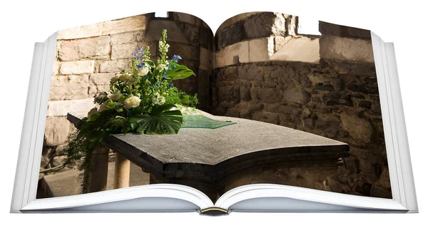 Stenaltare Med Blommor Antik Italiensk Romansk Kyrka Konceptbild — Stockfoto