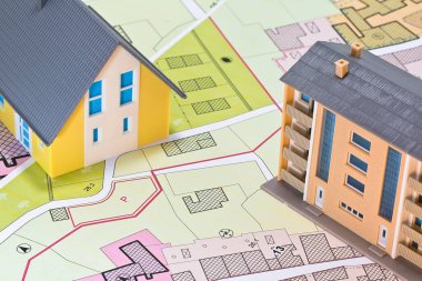 Ayrılmış eve karşı apartman - tek aile evi, apartman binası, hayali kadastro haritası ve şehir planlama kavramı 