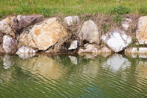 Канал Орошения Набережными Каменных Блоках — стоковое фото