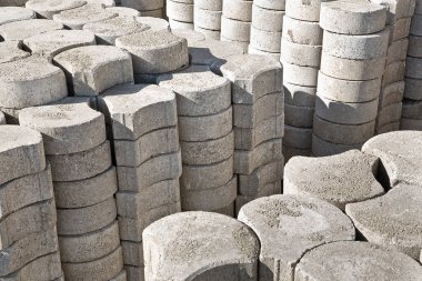 İnşaat sektöründe ahşap paletin üzerine eğimli şekildeki beton zemin blokları yığılmış. İnşaat sektöründe kumun üzerine su yağdırmak için geçirgen zemin oluşturmak için kullanılır.