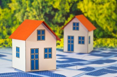 Yeni bir ev planlamak ve doğada yaşamak - arka planda ev modeli ve ağaç kavramı - bina ve arazi parselli hayali kadastro bölgesi haritası