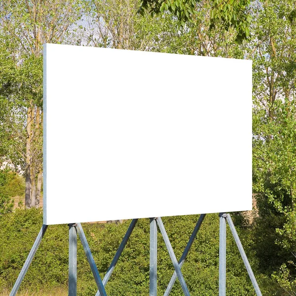 背景に木のある空白の広告看板 テキスト挿入のためのコピースペースを持つ概念 — ストック写真