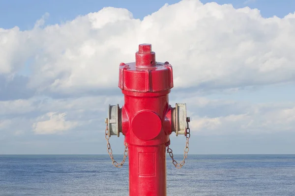 Nepravděpodobný Hydrant Moře Spousta Konceptu Vody Červeným Hydrantem Proti Oceánu — Stock fotografie