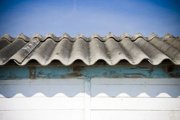 Velho Telhado Perigoso Envelhecido Feito Painéis Ondulados Pré Fabricados Com — Fotografia de Stock