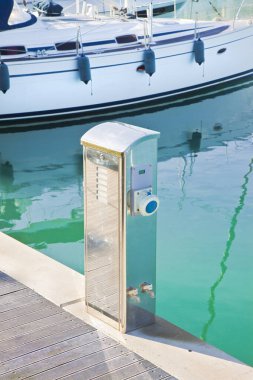 İtalyan limanında yakıt servisi paslanmaz çelik kutu.