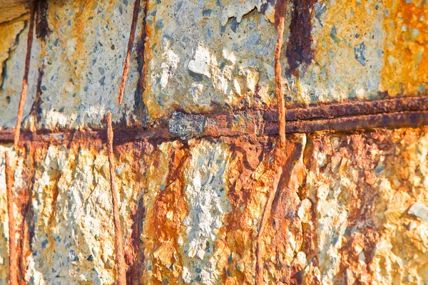 Versterkte Beton Met Beschadigde Roestige Metalen Wapening — Stockfoto