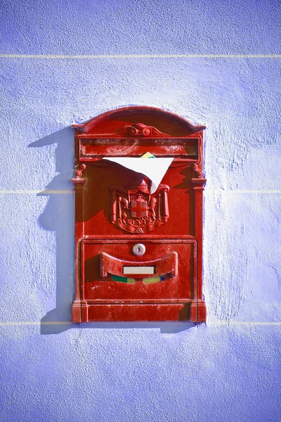 Старый Красный Почтовый Ящик Встроенный Цветную Гипсовую Стену Выходящим Письмом — стоковое фото
