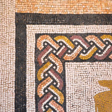 Küçük renkli taş fayanslardan oluşmuş geometrik şekilli antik İtalyan mozaik tabanı