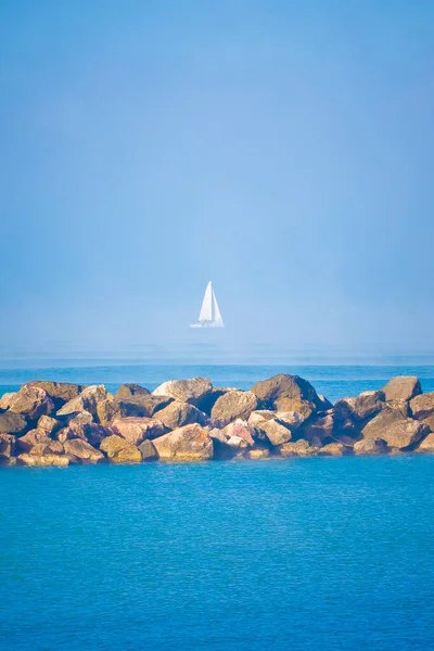 Voilier Solitaire Milieu Une Mer Calme Avec Barrière Rocheuse — Photo