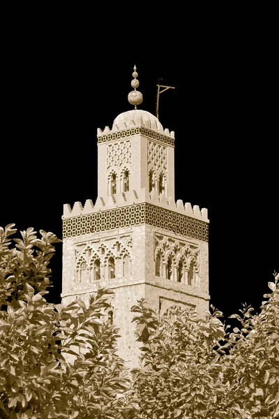 马拉喀什最重要的清真寺叫做Kutubiyya或Koutoubia 古老的尖塔是按照优雅和象征性的几何图案 摩洛哥 用砖建造的 带有复制空间的图像 — 图库照片