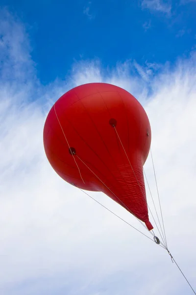 Werbung Roter Luftballon Isoliert Auf Blu — Stockfoto
