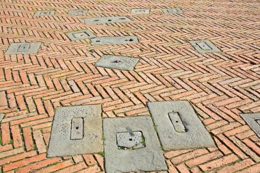 Siena şehri - İtalya - Campo Meydanı olarak adlandırılan ünlü Piazza del Campo bölgesi ile Toskana bölgesi, ringa kemiği deseni olarak adlandırılır.