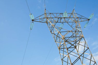 Mavi arka plan üzerinde güç Kulesi ve iletim hatları