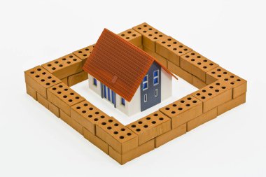 Tuğla duvarlı ev modeli - ev yapımı ve güvenlik kavramı
