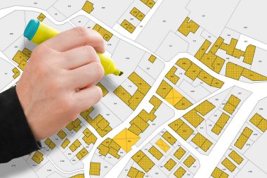 Binalar, arazi paketleri ve boş arsalar kağıda basılmış hayali kadastro haritası