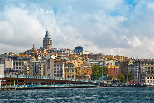 有名な14世紀ガラタタワーとガラタ橋 イスタンブール トルコ — ストック写真