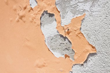 Eski hasarlı ve nemli beton sıva duvarcılık desteğinden ayrılır.