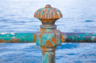 Eski yıpranmış, paslı ve hasarlı metalik korkulukların ayrıntıları 