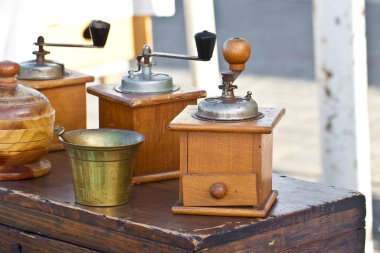 Eski İtalyan ahşap kahve öğütücüsü sokak bitpazarında sergilendi.