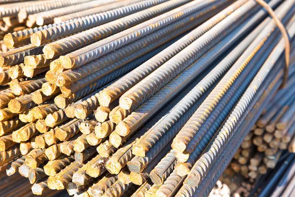 Takviye kuvvetler çelik parmaklıklar istifliyor, yüzeyi daha iyi kavrayabilen armatür inşa ediliyor, güçlendirilmiş beton yapılar için metal takviyesi yapılıyor.