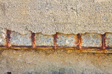 Yoksul ve hasarlı beton kaplama ve yükseltgenmiş beton çubukların paslanması - beton parçaları betondan ayrılır 