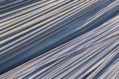 Takviye kuvvetler çelik parmaklıklar istifliyor, yüzeyi daha iyi kavrayabilen armatür inşa ediliyor, güçlendirilmiş beton yapılar için metal takviyesi yapılıyor.