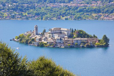 Orta Göl 'deki ünlü St. George Adası, İtalya' nın en ünlü küçük İtalyan adalarından biridir (Lombardy ve Piemonte bölgesi - İtalya) 