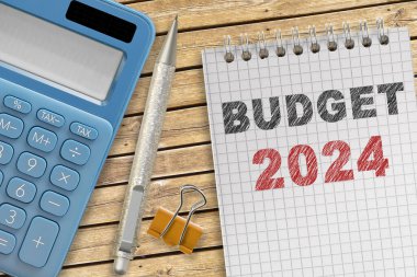 Masada not defteri, hesap makinesi ve kalem ile 2024 bütçe kavramı