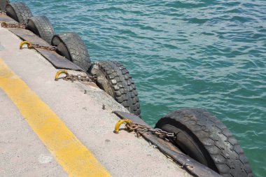 Güvenlik şoku emici. Tekerlekli araçla bir deniz piyadesinin beton platformu boyunca tekneleri şoklardan korumak için.