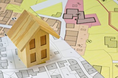 İnşaat endüstrisi ve konut alanı, kadastro haritası, Şehir Planlama ve ahşap ev modeli içeren inşaat izni kavramı