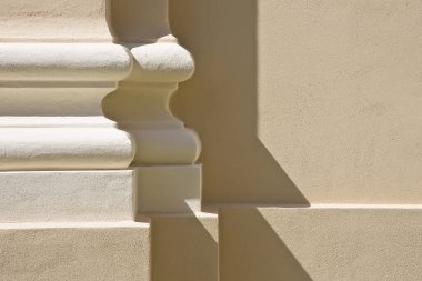 Renkli alçı duvarlı sütun tabanı ve klasik bir İtalyan kilisesinin çerçevesi.