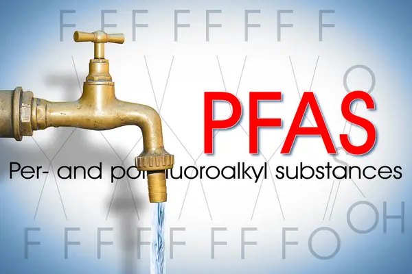 危険なPfas香水と飲料水中のポリフラロアルキル物質に関する警告 飲料水蛇口のコンセプト — ストック写真