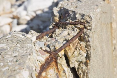 Beton kapağı olmayan eski güçlendirilmiş beton yapı hasarlı ve tahribatlı oksidasyon nedeniyle korunuyor.