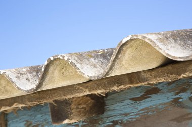 Ahşap yapısı olan eski ve tehlikeli çatılı prefabrik döşemeli paneller. 