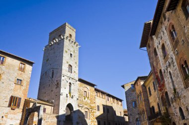 San Gimignano 'nun ortaçağ binaları (Toskana - İtalya)
