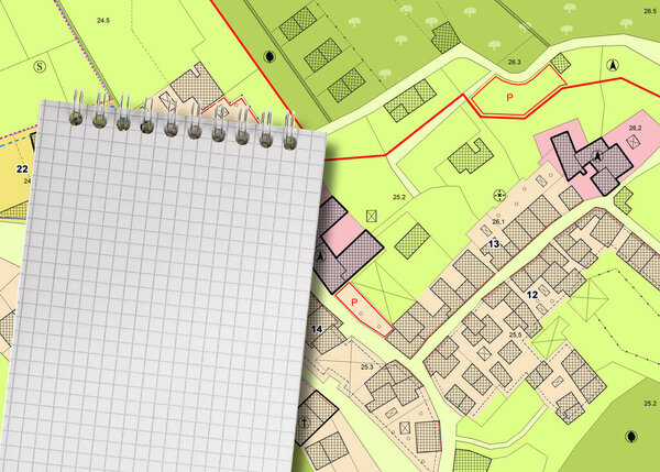 Воображаемый генеральный городской план и кадастровая карта территории со зданиями, дорогами, земельным участком и блокнотом с копировальным пространством