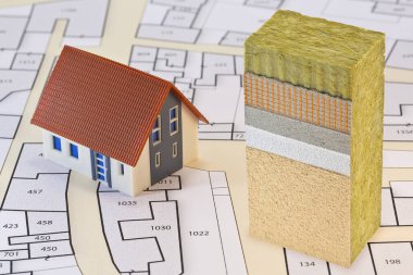 Enerji verimliliğini artırmak için dış termal yalıtım kaplamaları - örneğin montaj fazları, ev modeli ve hayali kadastro haritası katmanlarının konsepti
