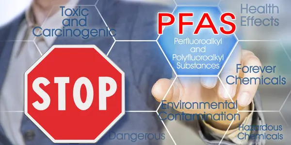危険なPfasを停止 フルオロアルキルおよびポリフルオロキル化合物 合成オーガノフルオール化学化合物 停止道路標識付きのコンセプト — ストック写真