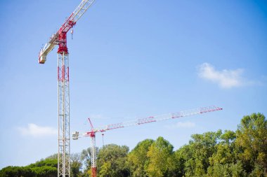 Mavi gökyüzüne karşı bir inşaat alanında kule vinci - kopyalama alanı olan resim