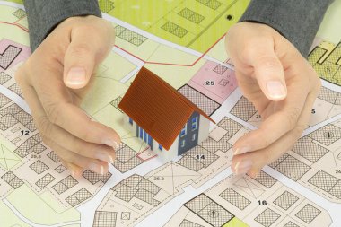 Evinizi ve ev hayatınızı her türlü riskten koruyun - küçük ev modeli ile risk yönetimi kavramı