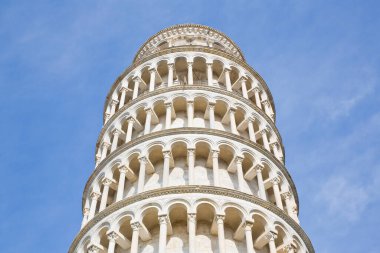 Meşhur Eğik Kule, kirliliğin zararından tamamen arınmıştır (İtalya - Toskana - Pisa)