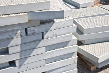 Kentsel bir şantiyede yeni bir kaldırıma monte edilmeye hazır yeni kumtaşı levhaların ahşap paleti