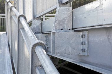 Galvanize çelik parçaları ve kaynaklı ve cıvatalı çelik flanksları olan prefabrik metal marangozluğun yeni özelleştirilmiş detayları.