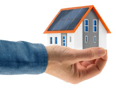 Bir konut binasına fotovoltaik sistem kurulumu - ev modeli kavramı.