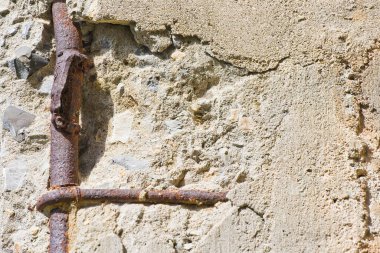 Zayıf ve hasarlı beton kaplamalı eski ve hasarlı beton sütun ve yükseltgenmiş beton çubukların korozyonu - beton parçacıkları betondan ayrılır. 