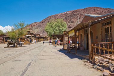 CALICO, CALIFORNIA - 18 AĞUSTOS 2023: San Bernardino County, ABD 'deki hayalet kasaba ve eski maden kasabası - Mojave Çölü bölgesinde yer alan gümüş madencilik kasabası - bugün turistik bir yer.