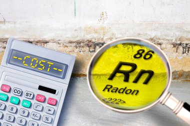 Eski tuğla bir binada havalandırma boşluğu inşa etmenin maliyeti, hesap makinesi ve büyüteçle gaz radon konsepti aramak..