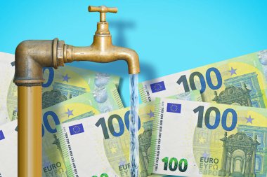 Musluğu kapat. Paranı boşa harcama - Su kavramını musluk ve avrupa banknotuyla kaydet. 